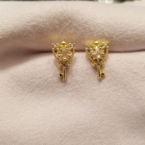Gold key earring - Picture 1 of 2